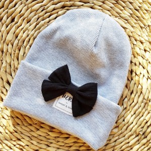 Szara czapka z kokardą